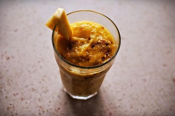 Ananasówka: smoothie z ananasa, płatków i sezamu