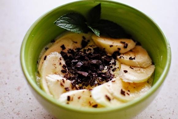 Miętowa kasza kukurydziana z banana i czekoladą