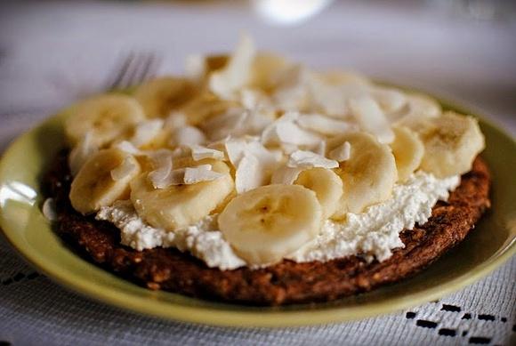 Omlet owsiany z bananem, twarożkiem i kokosem