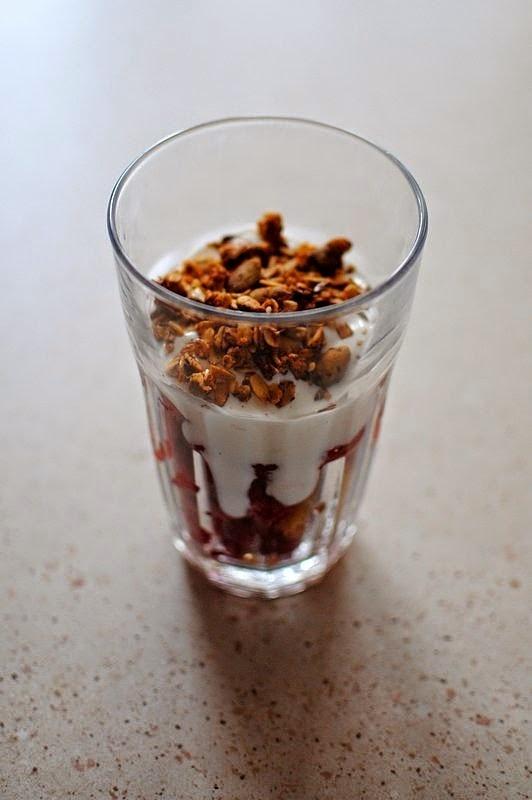 Domowa granola z jogurtem i owocami