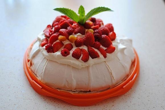 Pavlova z truskawkami i malinami, przepis na lekki deser z bezy