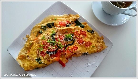 Omlet ze szpinakiem i pomidorami