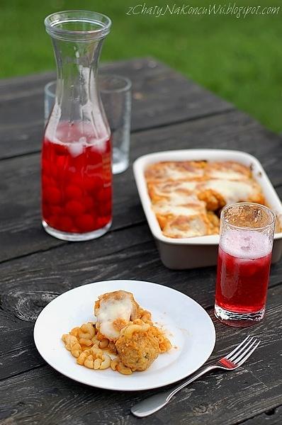 Klopsiki zapiekane z bakłażanem i makaronem pod mozzarellą