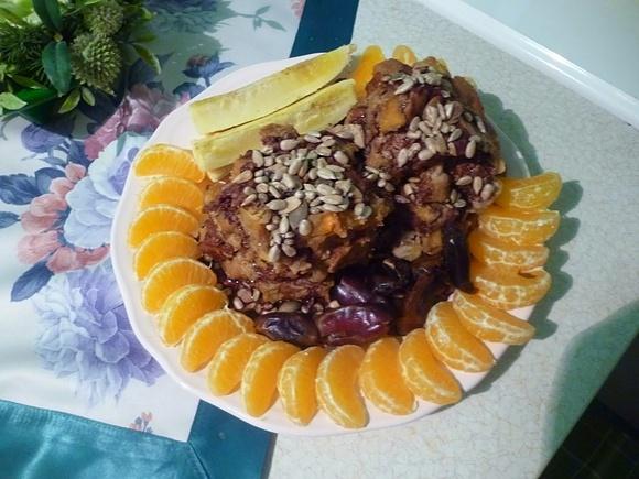 Jaglano-arachidowe pancakes z khaki i wegańskim czekoladowym sosem