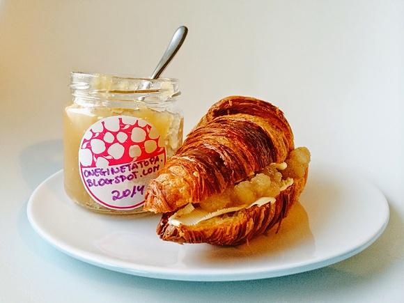 Croissant z domowym dżemem