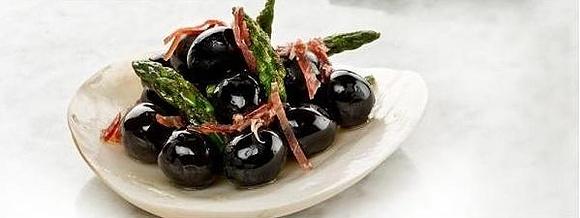 Hiszpańskie czarne oliwki z iberyjskim dressingiem
