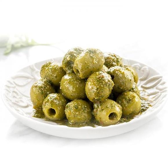 Zielone hiszpańskie oliwki z pesto z rukoli anchois i suszonych pomidorów