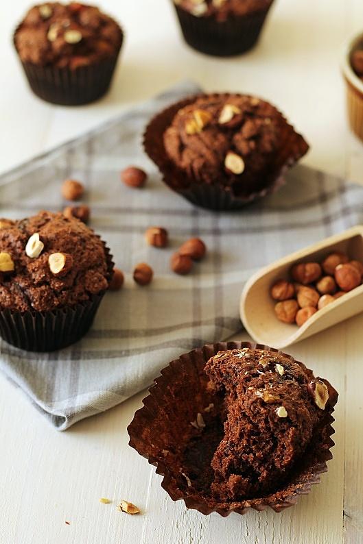 Podwójnie czekoladowe muffiny z orzechami laskowymi