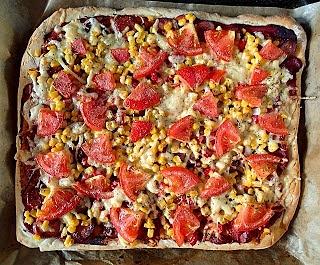 Pizza wiejska z warzywami i kiełbasą