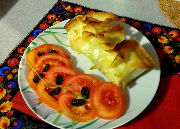 Łosoś w cieście filo z oliwkami i suszonymi pomidorami