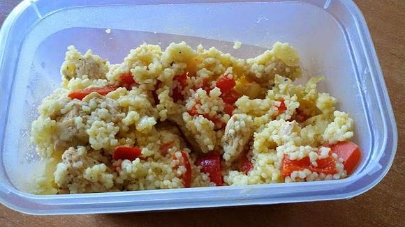 Lunch box z kuskusem, kurczakiem, papryką i cebulką