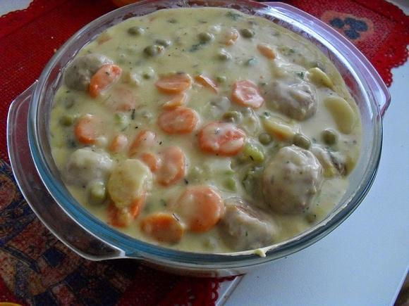 Klopsiki zapiekane pod ciastem francuskim