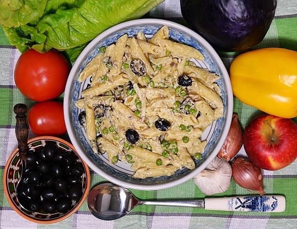 Penne z zielonym groszkiem i oliwkami