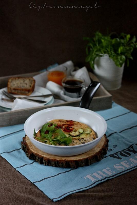 Omlet biszkoptowy z cukinią, oliwkami i pomidorami