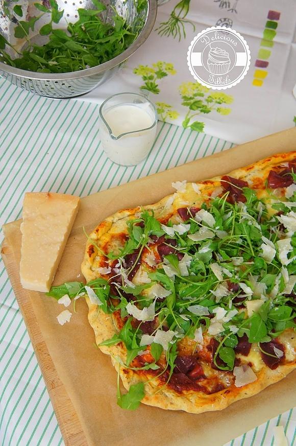 Pizza z bresaolą, rukolą i parmezanem