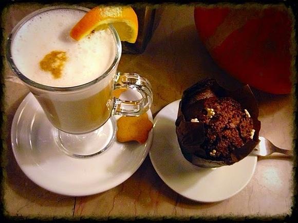 Muffin korzenny i kawa zimowa w green cafe na mokotowie