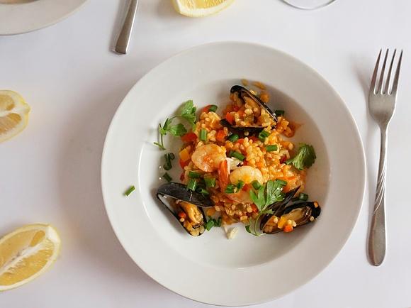 Paella hiszpańskie danie z ryżu i owoców morza