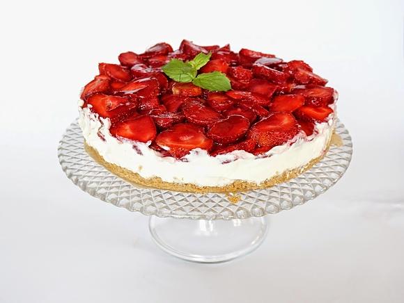 Torcik mascarpone z truskawkami bez pieczenia