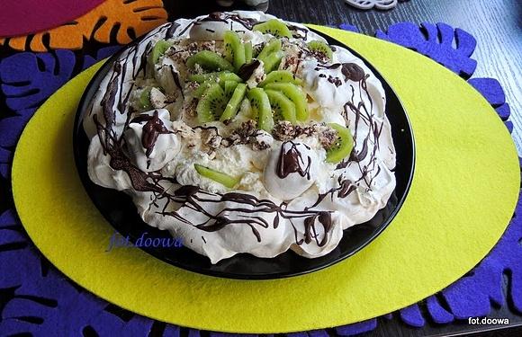 Tort bezowy z czekoladą limonką i kiwi