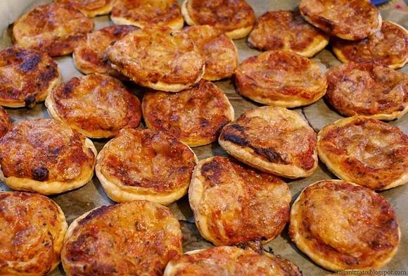 Minipizze - przepis na small pizzas z włoskimi smakami