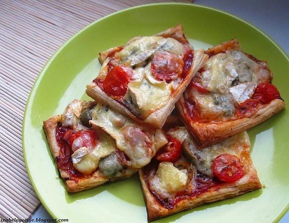 Mini pizza z ciasta francuskiego