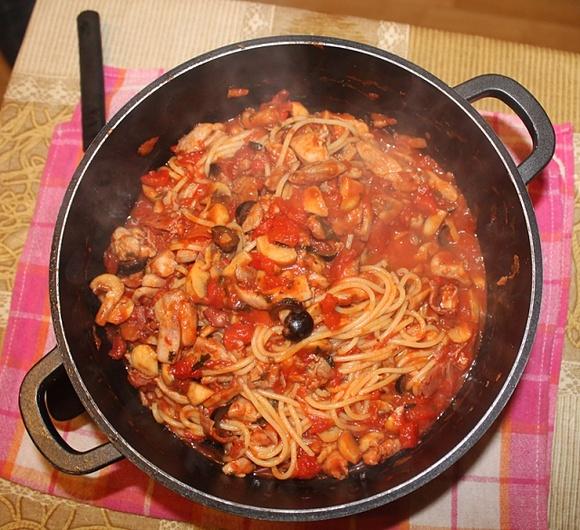 Kurczak cacciatore z pomidorowym sosem i makaronem spaghetti