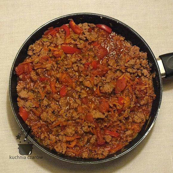Leczo spaghetti danie obiadowe z mięsem mielonym z indyka