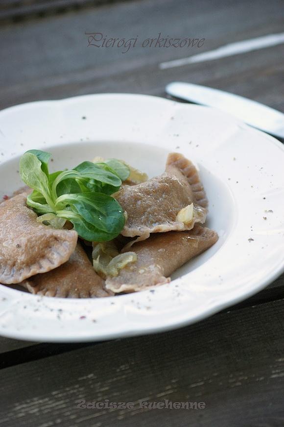 Pierogi orkiszowe z kapustą słodką i borowikami