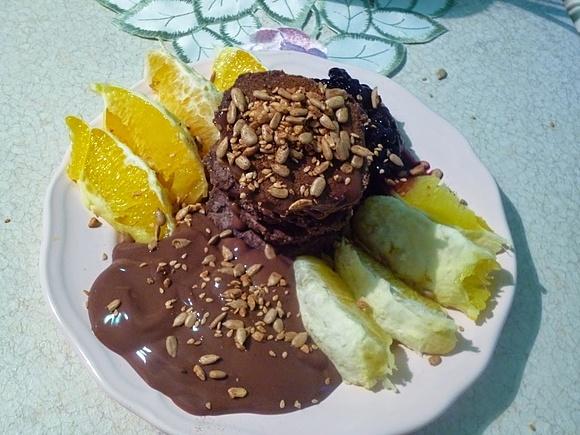 Piernikowe gryczane pancakes z bananem i czekoladą