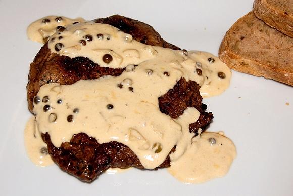 Steak wołowy z sosem z zielonego pieprzu