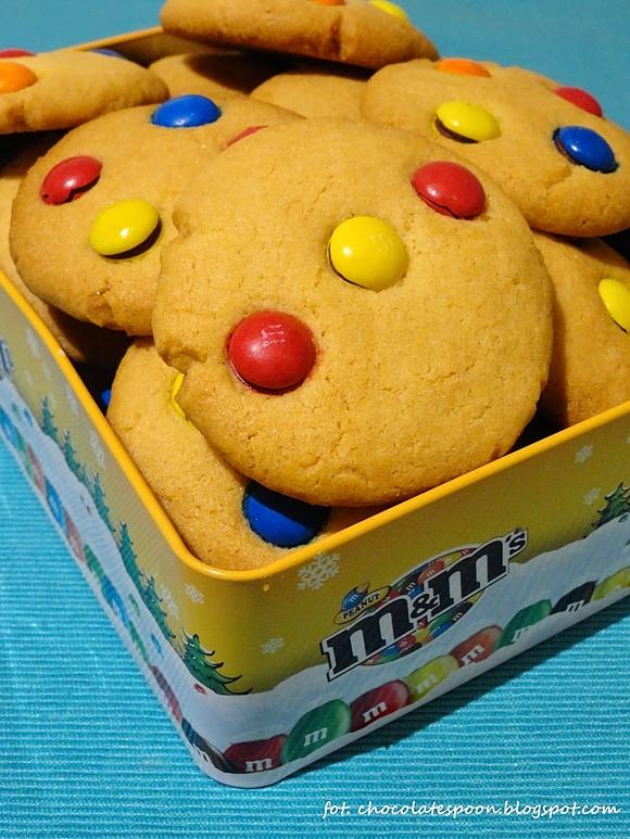 Mikołajkowe kolorowe ciasteczka z m&m