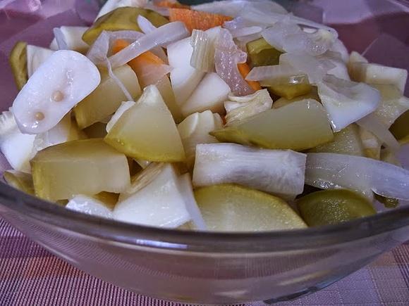 Sałatka warzywna na zimę z cukinii i patisona