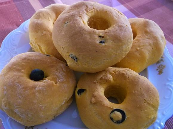 Pomidorowe bułeczki z dziurką - przepis na domowe pieczywo