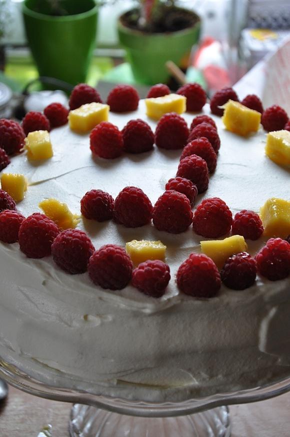 Malinowy tort z mascarpone i mango - lekki letni deser