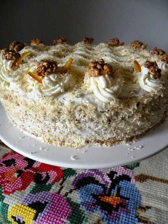 Tort orzechowy z wiśniami i czekoladą