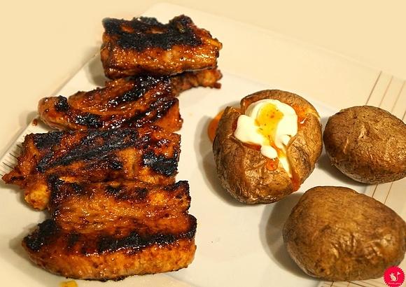 Pikantne grillowane żeberka z ziemniakami