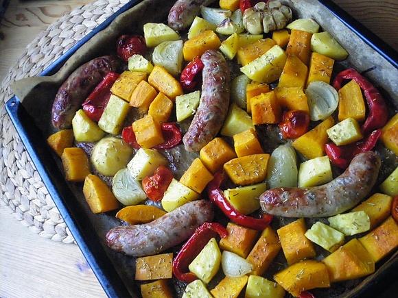 Biała kiełbasa pieczona z warzywami