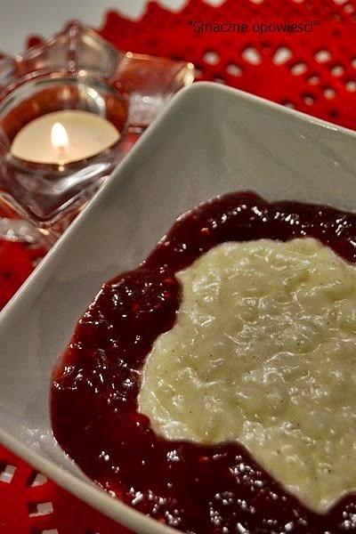Riskrem świąteczny pudding ryżowy z czerwonym sosem