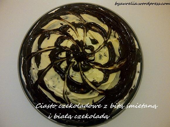 Ciasto czekoladowe z bitą śmietaną i białą czekoladą