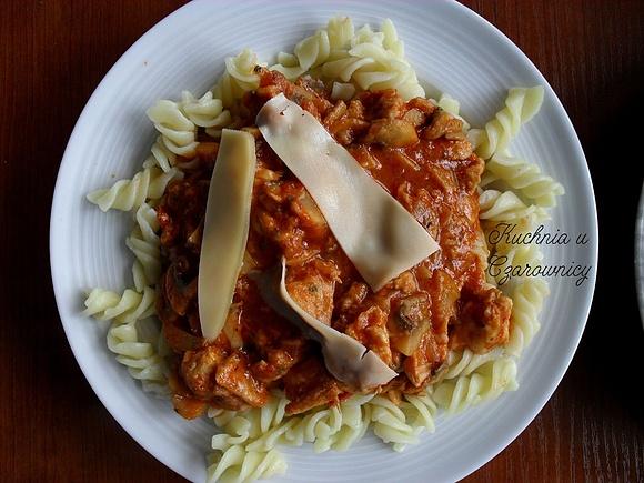 Makaron z sosem pieczarkowym