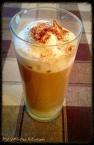 Insygnia latte - kawa z granolą i ciastkami korzennymi