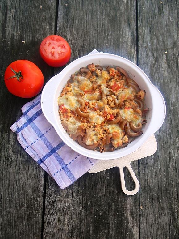 Razowa zapiekanka z kurczakiem i mozzarellą