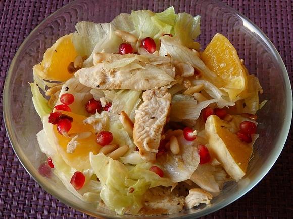 Sałatka z grillowanym kurczakiem, granatem i pomarańczą