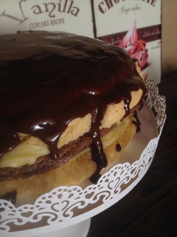 Boston cream pie cake - lekkie ciasto z budyniem i czekoladą