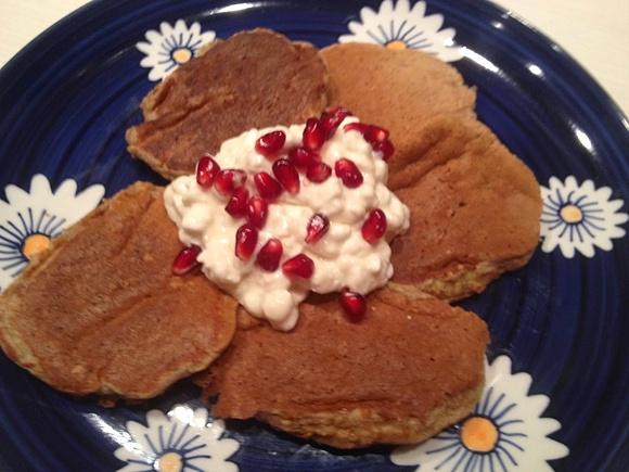Bananowe lekkie pancakes z chałwowym serkiem wiejskim