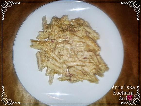 Spaghetti carbonara ze śmietaną, boczkiem, cebulą i czosnkiem