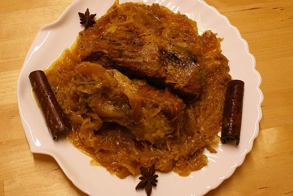 Sztuka mięsa pieczona w korzennym piwie na kiszonej kapuście