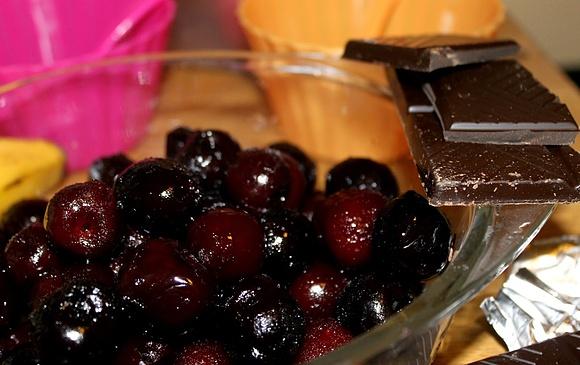 Lody wiśniowe z bananami i polewą z gorzkiej czekolady