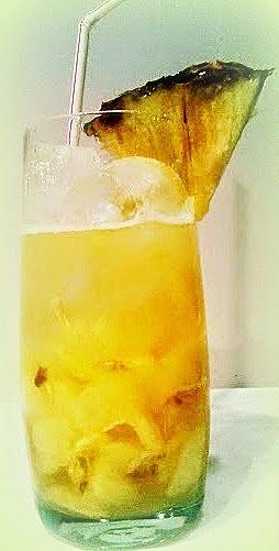 Abacaxirosca – drink ananasowy z pokrojonym ananasem