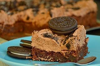 Brownie z burakiem posypane ciasteczkami Oreo
